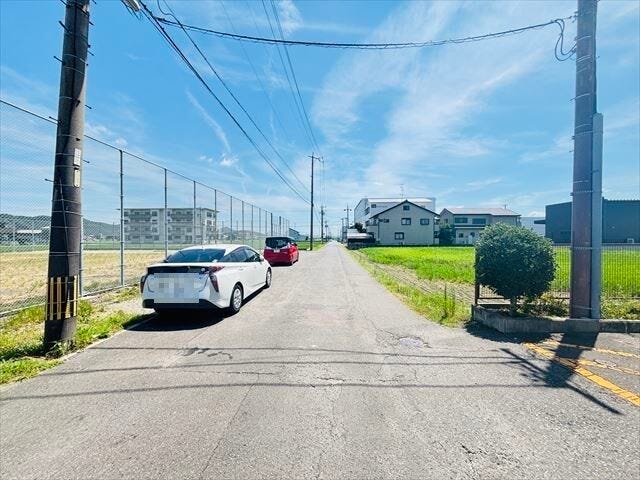 【北側東向き】車がすれ違える道幅です。車1台とベビーカーですれ違っても余裕があります。