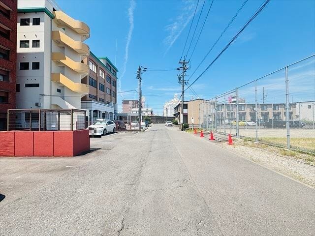 【北側西向き】前面道路の様子です。道路幅や車の出入りのしやすさ、周辺の街並みを現地でぜひご確認ください。