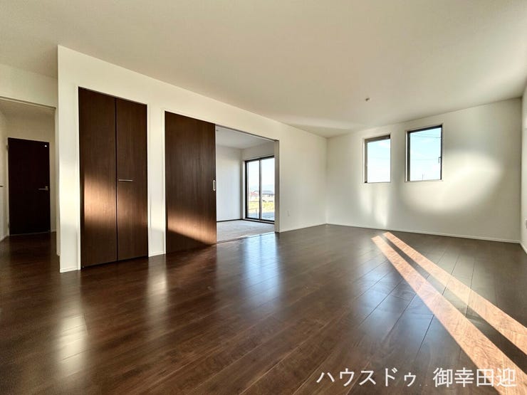 ■□■家族の笑顔が集う、安らぎとくつろぎの中心地■□■お気に入りの家具を迎え、窓からは心地の良い光が差し込みます。