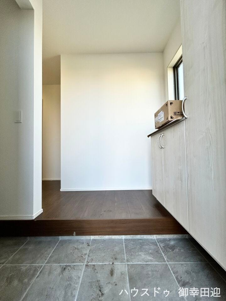 ■□■「ただいま」の安堵をくれる場所■□■訪れる人を迎え入れ、帰るたびにホッと一息つける、明るく機能的なエントランス。