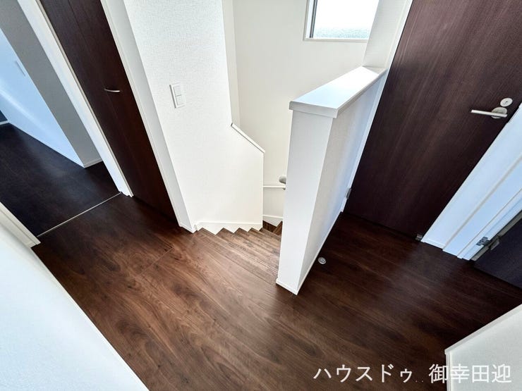 ■□■暮らしを繋ぐ、明るい動線■□■採光窓から光が差し込み、足元を優しく照らす。安全で快適な、家族の生活を支える縦の繋がりです。