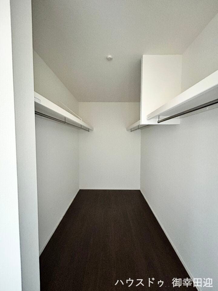 ■□■2階9.0帖主寝室WIC■□■衣類から小物まで一ヶ所に集約。整理整頓がしやすく、毎日のコーディネートが楽しくなるゆとりの収納です。