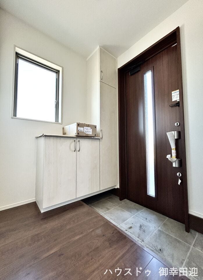 ■□■「ただいま」の安堵をくれる場所■□■訪れる人を迎え入れ、帰るたびにホッと一息つける、明るく機能的なエントランス。