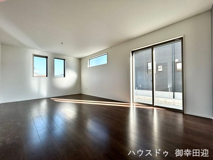 ■□■家族の笑顔が集う、安らぎとくつろぎの中心地■□■お気に入りの家具を迎え、窓からは心地の良い光が差し込みます。