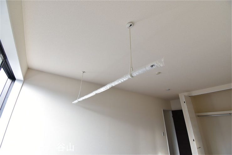 バルコニーへの繋がる掃き出し窓の前に室内干し設備も付いています