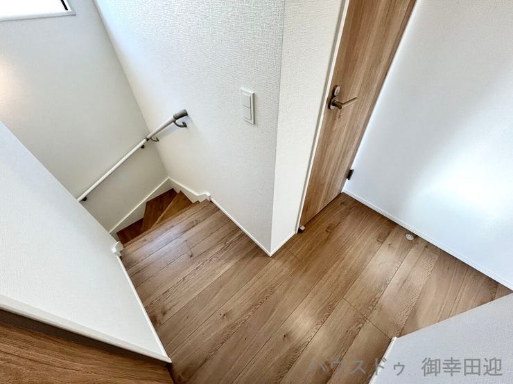 ■□■暮らしを繋ぐ、明るい動線■□■採光窓から光が差し込み、足元を優しく照らす。安全で快適な、家族の生活を支える縦の繋がりです。