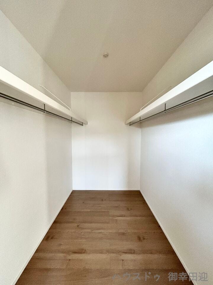 ■□■2階8.0帖洋室WIC■□■衣類から小物まで一ヶ所に集約。整理整頓がしやすく、毎日のコーディネートが楽しくなるゆとりの収納です。