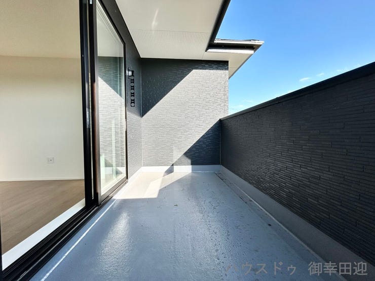 ■□■空の下の開放的な特等席■□■日光浴や読書、外の空気を感じながらリフレッシュ。暮らしを豊かにする、もう一つの心地よい空間です。