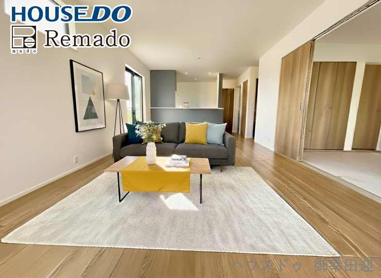 【リビング】
■□■家族の笑顔が集う、安らぎとくつろぎの中心地■□■お気に入りの家具を迎え、窓からは心地の良い光が差し込みます。※CGで家具を配置しています。