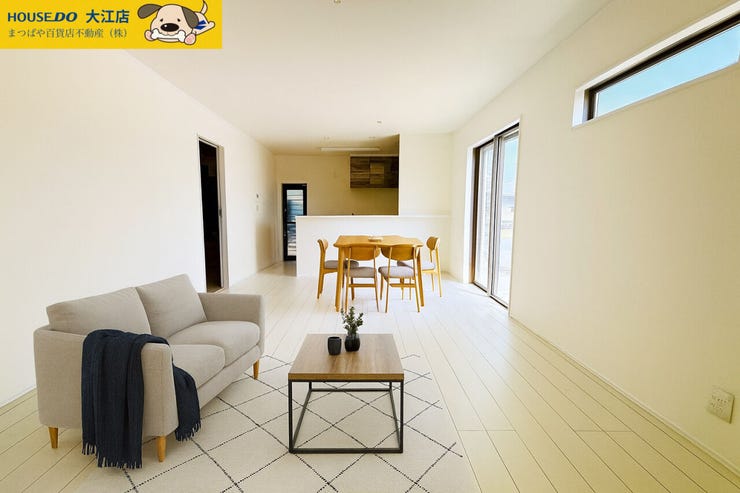 【リビング】
※画像の家具等はイメージです
人気の対面キッチンに家具の配置がしやすく広々としたリビングです。くつろぎを愉しむリビングルームは憩いの場となりますのでご家族でゆっくりとくつろぎたい方にオススメです♪