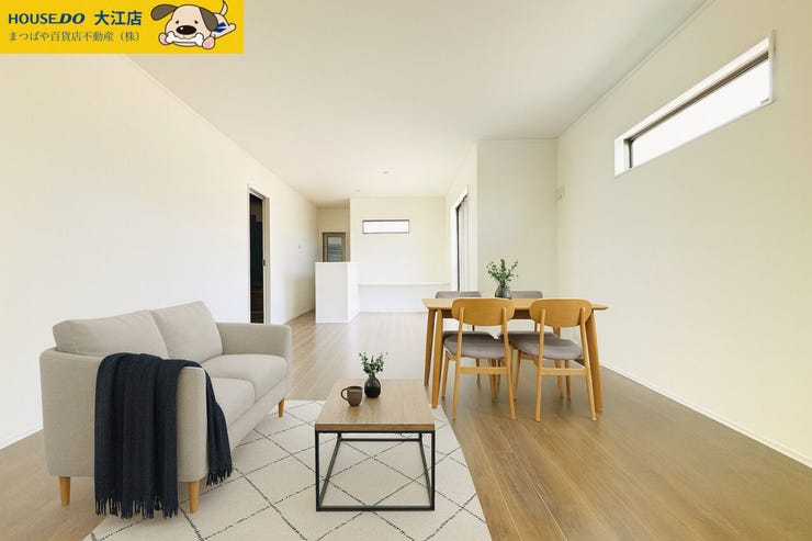 【リビング】
※画像の家具等はイメージです
リビングと和室の窓はシャッター付きで、防犯や台風対策にも♪自由度の高いリビングで、家具家電の配置で印象がガラリと変わります♪