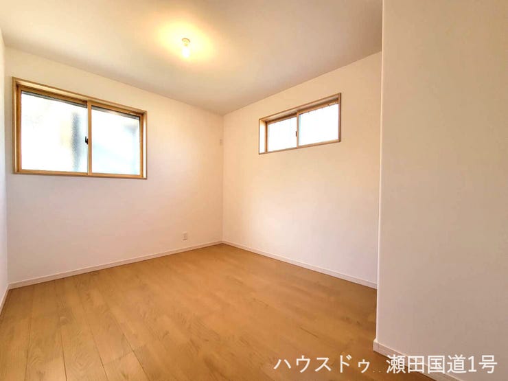 2F5.6帖洋室です。窓からは自然光がたっぷり入り込み、部屋全体が明るく開放的です。