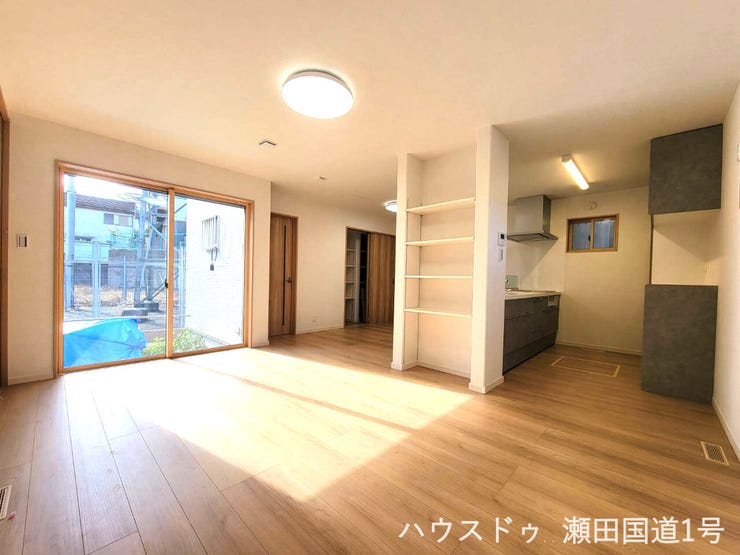 大きな掃き出し窓から自然光が豊富に入り込み、室内全体が明るく、心地よい空間になっています。