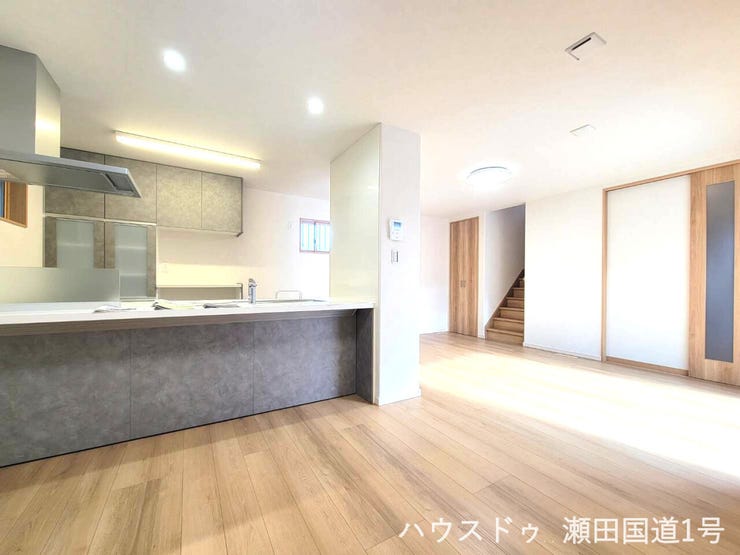 スタイリッシュなシステムキッチンは、リビング・ダイニングが見渡せるため、料理をしながらでも家族とコミュニケーションが取りやすい配置です。