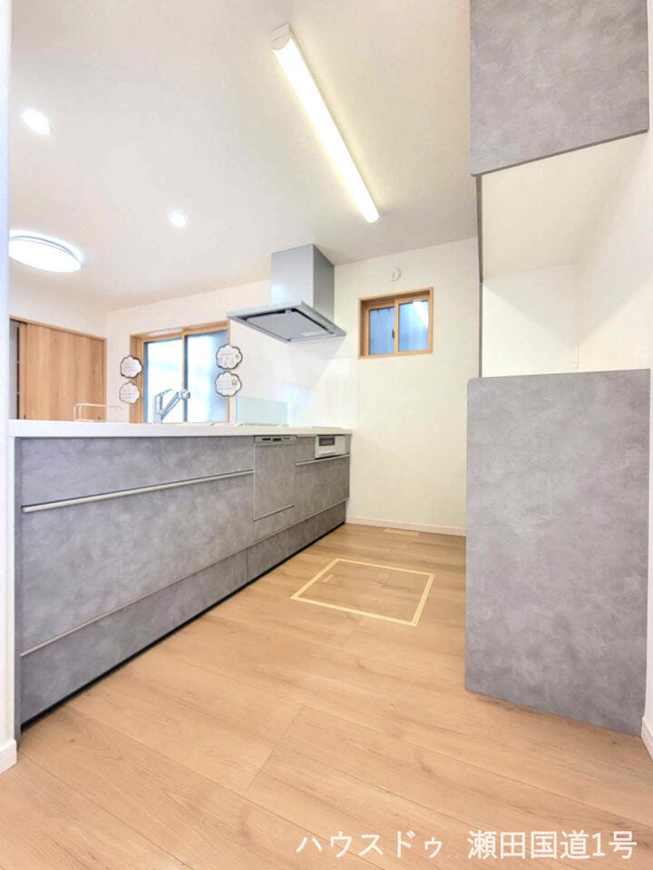 収納は十分な深さと広さがあり、鍋やフライパンなど、かさばる調理器具もすっきりと収まります。