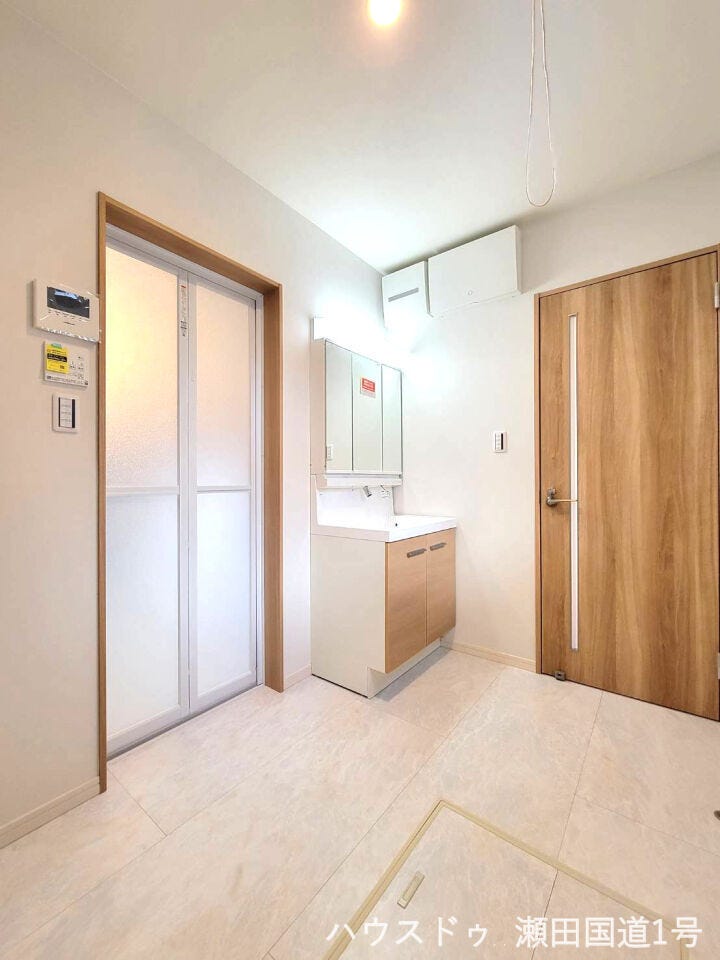 キャビネット収納があり、洗顔用品、化粧品、タオルなどをまとめて収納できます。