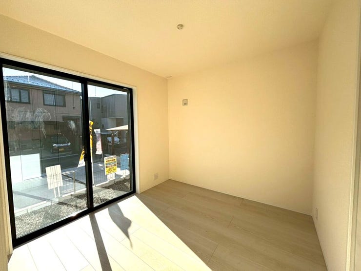 ◆1階4.5帖洋室 間仕切りを閉めてLDKと分けて個室としても、開け放してリビングの一部として使うのも良いですね!