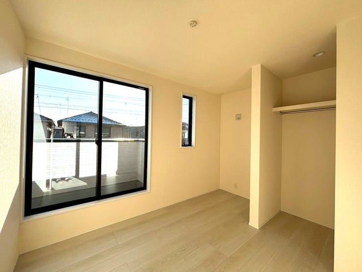 ◆5.06帖の洋室は2面採光で明るく、バルコニーへ出る事ができます!外へ出て爽やかな空気を吸いませんか?