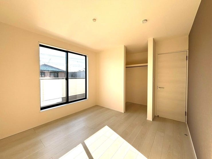 ◆6.38帖の洋室は2面採光で明るく、バルコニーへ出る事ができます!外へ出て爽やかな空気を吸いませんか?