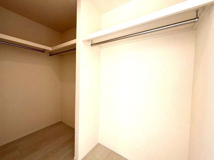 ◆6.38帖洋室には大きめの収納が完備されています!衣類だけでなく、季節物など、しっかり保管でき、スッキリとした住空間に・・・◎