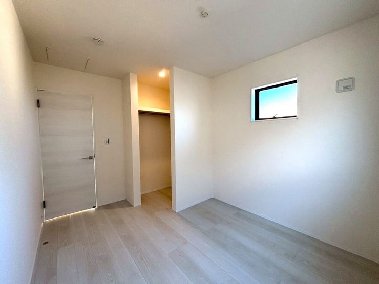 北東5.06帖の洋室は2面採光で明るく、WICが完備されています。居室を広々使えます!