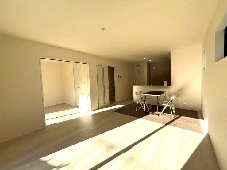 ◆リビングは暖かい陽の入る空間・・。ご家族の集まる場所にピッタリです♪