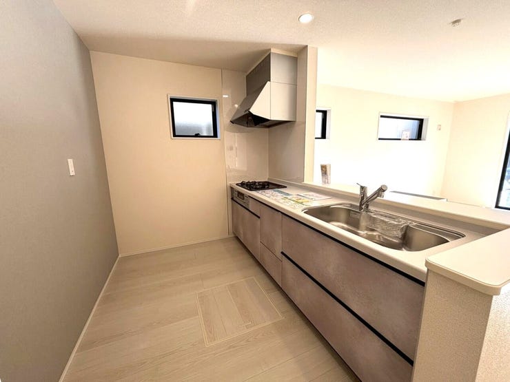 ◆人気の対面・カウンターキッチンです♪お料理しながらリビングでくつろぐ家族との会話を楽しめます!カウンターのナチュラルな色合いがリビングにマッチします!