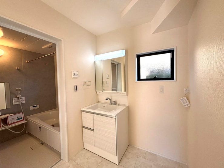 ◆鏡の裏にも収納スペースがあり、歯ブラシや化粧品などの小物類もスッキリ片付きます♪