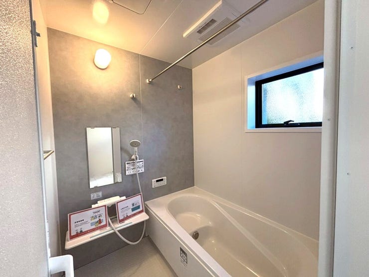 ◆浴室には小窓が付いていますので、換気ができ、清潔感を保つことができます。1日の疲れを癒す空間はいつでも綺麗にしていたいですよね(^^)