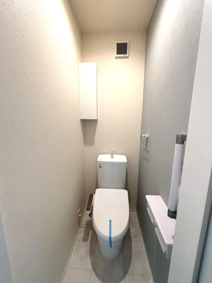 ◆上部に棚の付いたトイレで、トイレットペーパーなど置いておけますので便利です!