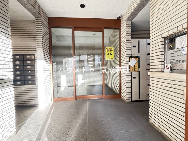 エントランスは毎日の行き帰りで使う大事な空間です。明るい基調で華やかなデザインなので、毎日も気持ちよく迎え入れられます。