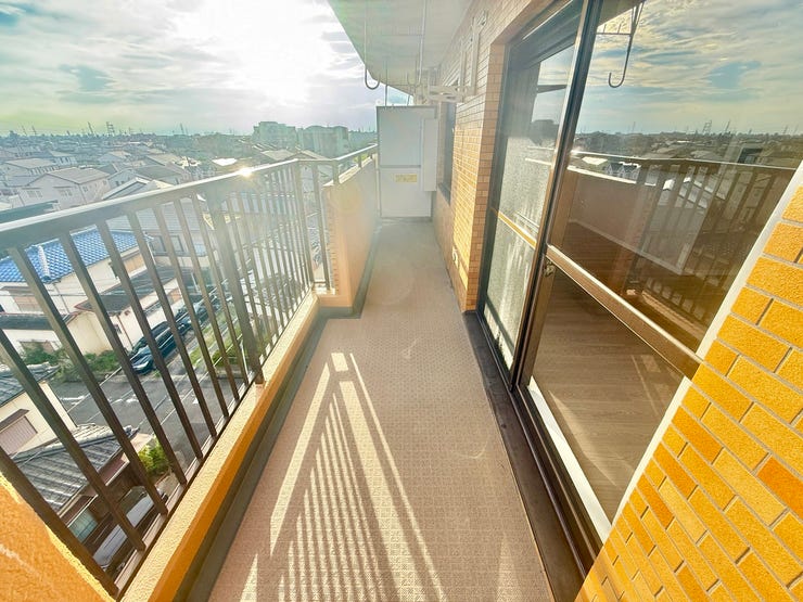 ◇バルコニー◇
南側に面したバルコニーですので1日を通して明るいです。陽の光がたっぷりと降り注ぎますのでお洗濯物もよく乾きそうですね。日中の最も洗濯物干しに適した時間帯を最大限に活用できます。