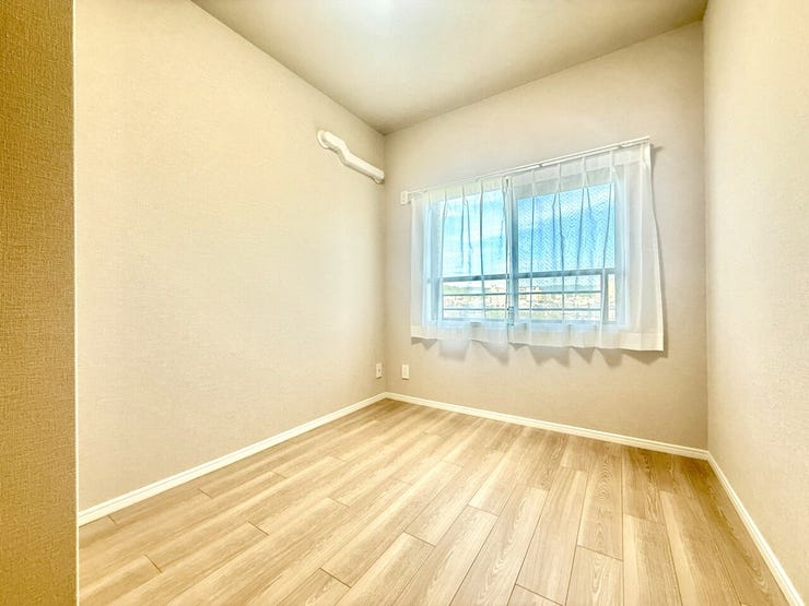 ◇4.5帖 洋室◇
オンライン会議などテレワークにも対応できる個室となっています。お子様の部屋や趣味の部屋としてもお使いいただけます。クローゼットが完備されています。