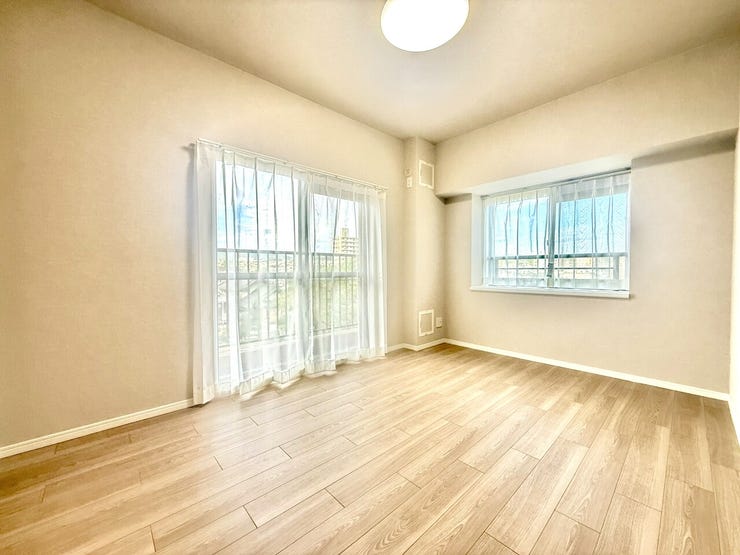 ◇6.7帖 洋室◇
ご夫婦の主寝室に最適なお部屋です。十分な広さがあるので、大切なプライベート空間を素敵に演出できます。ベランダに出られる大きな窓もあります♪