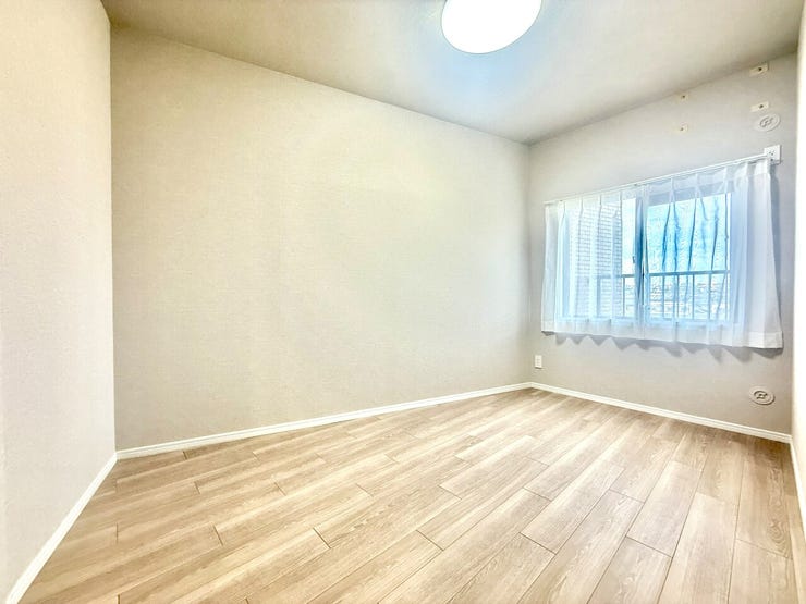 ◇5.7帖 洋室◇
北側のお部屋ですが、柔らかな光が長時間続くので、勉強や読書など落ち着いて作業するのに最適なお部屋です。お子様のお部屋や趣味部屋にいかがですか。