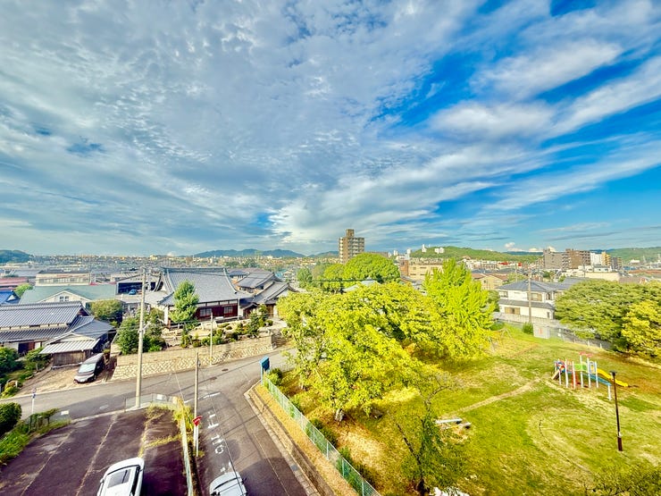 ◇眺望写真◇
最上階の眺望は、近くの公園の緑が気持ちの良い眺めになっています♪家からの眺望には暮らす人の心を和ませ、生活に潤いをもたらす重要な役割があります。