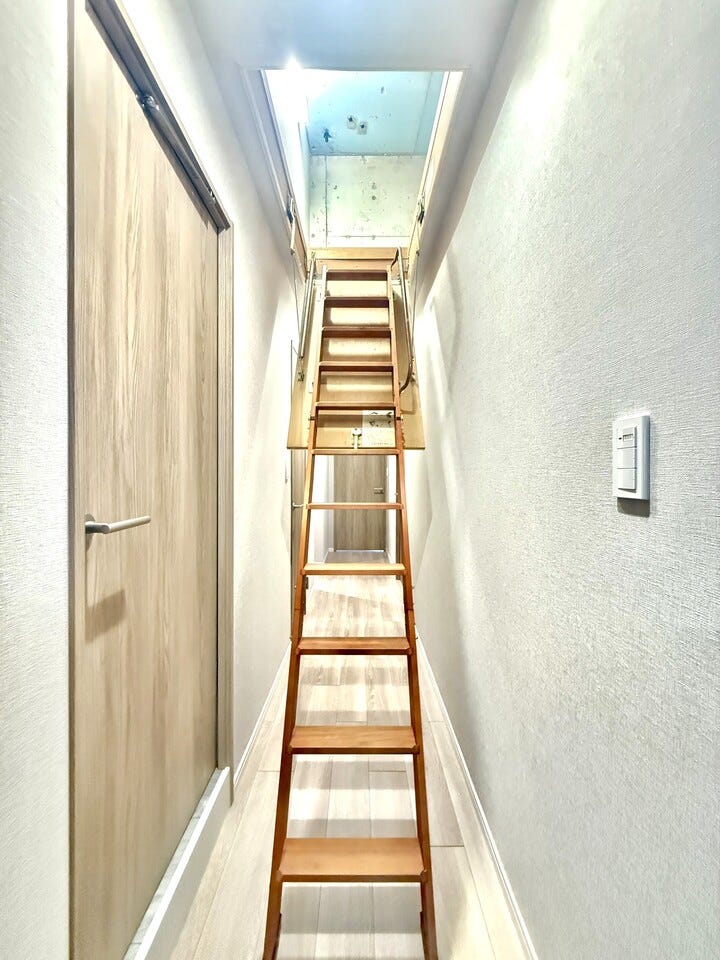 ◇屋根裏収納◇
屋根裏収納への収納階段です。