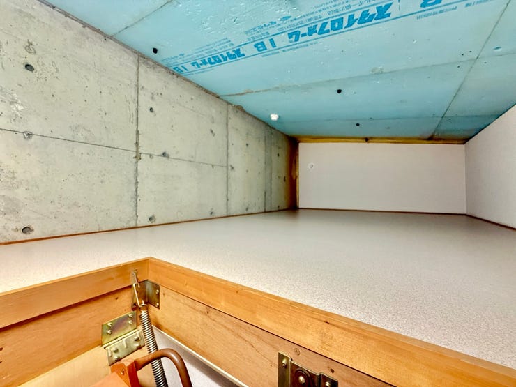 ◇屋根裏収納◇
廊下にも収納スペースが付いています。温度や湿度の変化が少ない廊下は保管場所として最適ですね。消耗品のストックやお掃除道具など。あると、とても便利な収納スペースです。