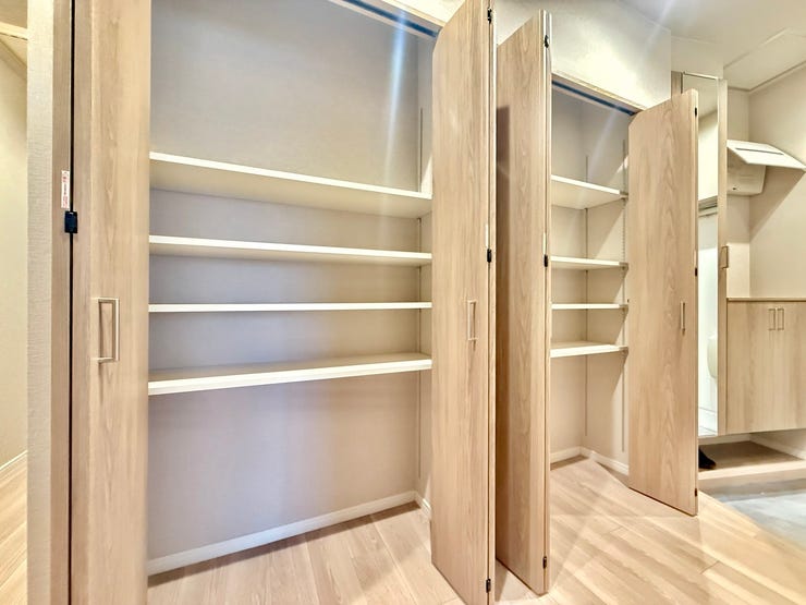 ◇玄関収納◇
1階玄関横の収納スペースです。DIY工具といった生活道具、日用品の買い置き、新聞・雑誌など古紙の一時置き、掃除用品などだけでなく、外出時に使用するコートなども掛けて収納いただけます。