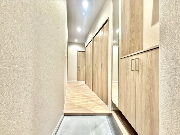 ◇玄関◇
毎日利用する玄関は明るく快適にそして豪華でありたいですね。明るい玄関は「行き」も「帰り」も優しく家族を送り出し出迎えます。大きなシューズクローゼットは使い心地が良く収納力も高いです。