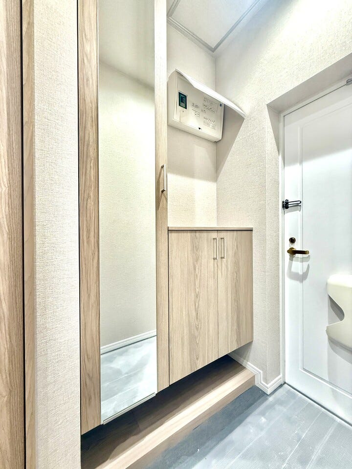 ◇玄関収納◇
収納スペースを十分に確保した玄関です。乱雑になりがちな玄関をスッキリ見せることができます。姿見も付いていますので、身だしなみのチェックができるのが良いですね。