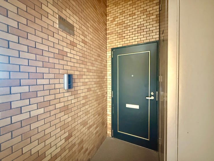 ◇エントランス◇
お家の顔となるエントランスは、シックな玄関扉が魅力的です。ライトも設置されていますので、玄関周りが明るく、暗い夜でもご家族やお客様を優しく迎えます。