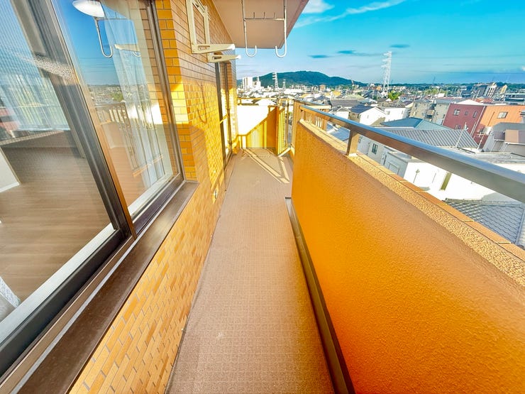 ◇バルコニー◇
北側にもバルコニーがついています。こちらでもお洗濯物を干して頂けますので、家事動線がらくらくです♪