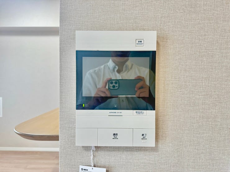 ◇TVモニター付インターホン◇
TVモニターで訪問者を確認してから会話することができますので、安心して対応していただけます。また、姿を見られたくない空き巣や不審者が嫌がるため防犯効果も高まります。