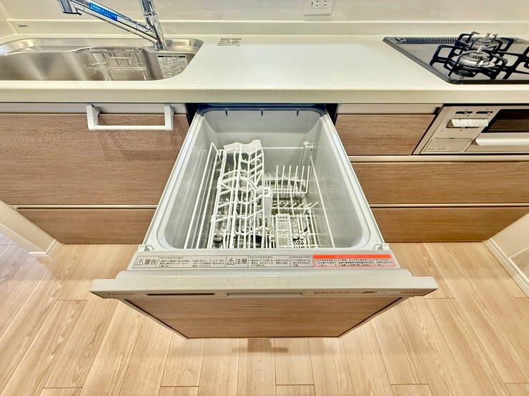 ◇食器洗浄乾燥機◇
洗い物に時間を縛られることが無くなり、空いた時間で他の家事をしたり、ご家族との時間も増えますね。加えて手荒れも防げてしかも節水が高い為、需要の高い設備です。