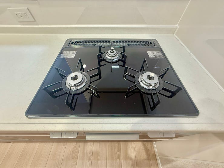 ◇三口コンロ◇
一度にたくさんの調理ができ、朝食の準備もお弁当作りもラクラクです。栄養面や彩りに気を配ると品数も増えますが、広いワークトップなのでたくさん作ってもスペースに余裕があります。