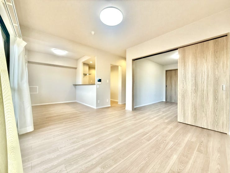 ◇リビングダイニング◇
日当たり良好♪南向きの16.3帖の明るいリビングダイニングです♪家族が集まって食事をしたり、くつろいだりするのに十分な広さです♪横には6.6帖の洋室がございます♪