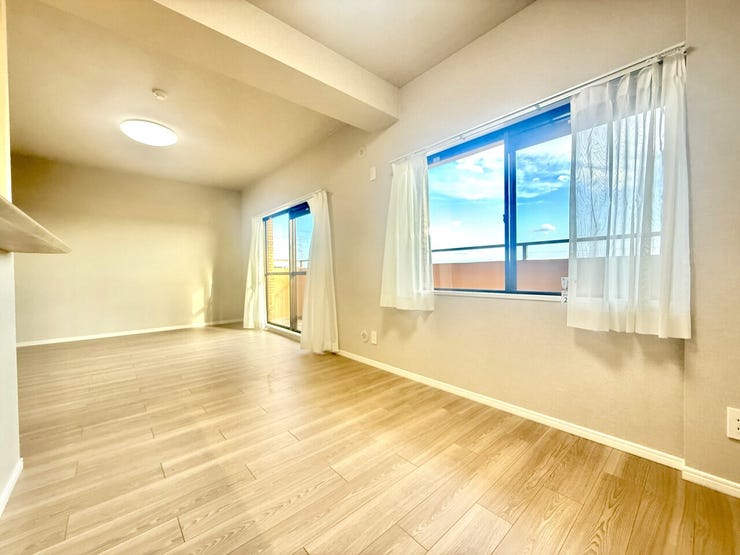 ◇リビングダイニング◇
豊かな陽光が照らしだす空間、この場所は、たくさんの笑顔とたくさんの笑い声がこだまする場所、豊かな光に満ちた時がもたらす心地よい時間をお楽しみください♪