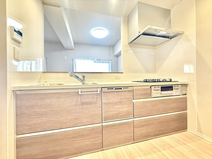 ◇キッチン◇
システムキッチンを採用。十分な調理スパースのあるスッキリしたキッチンです。調理器具などをしまえるキャビネットも豊富で調理の作業効率も上がります。毎日の家事がより快適になります。