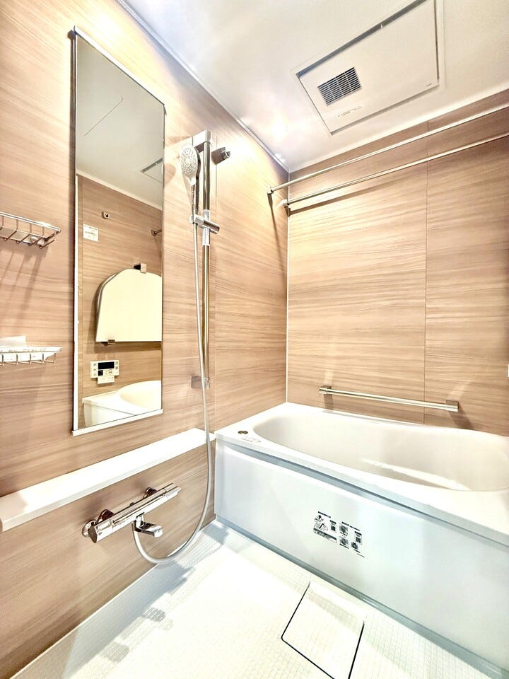 ◇浴室◇
毎日の疲れを癒す場所だからこその、シンプルで落ち着いた空間となっています。浴槽にゆっくりと身を沈め深く瞑想をすれば、また新たな活力が湧いてきます。浴室換気乾燥機付きです。